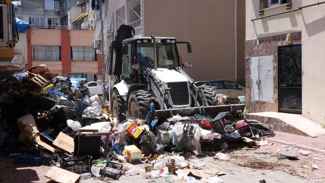 Mersin'de atık biriktirilen ev belediye ekiplerince temizlendi