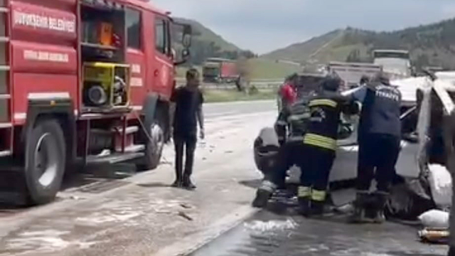 TIR, otomobile çarptı; 2 ölü, 2 yaralı
