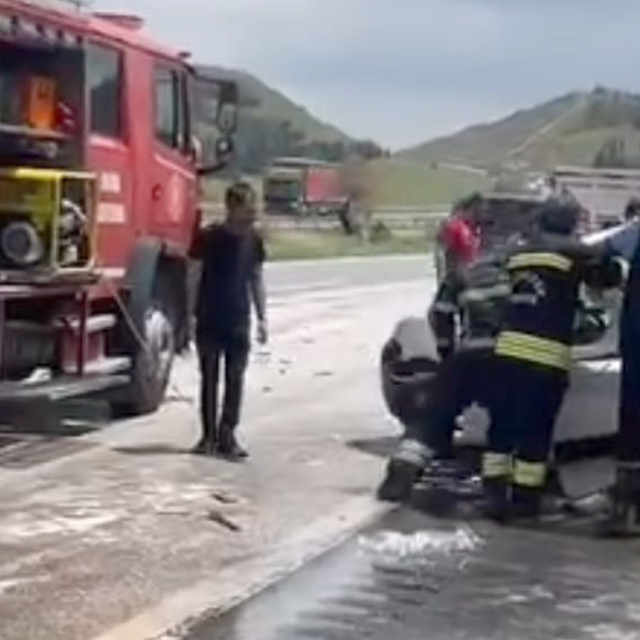 TIR, otomobile çarptı; 2 ölü, 2 yaralı