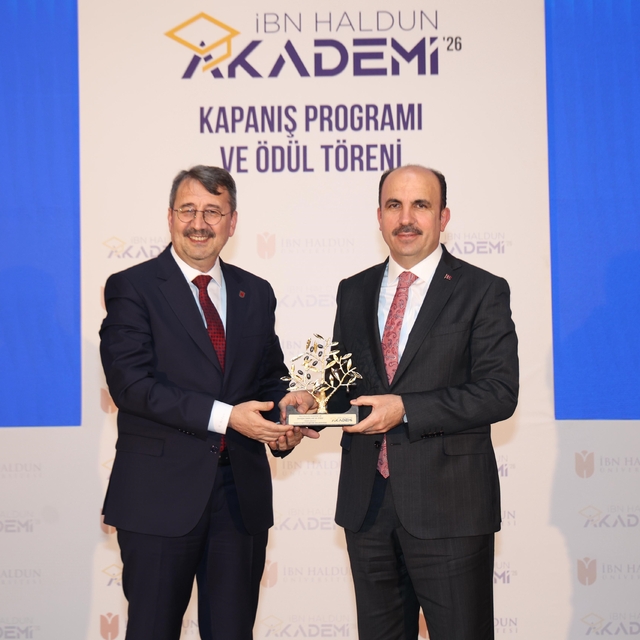 Başkan Altay'a İbn Haldun Üniversitesi'nden gençlik projeleri ödülü