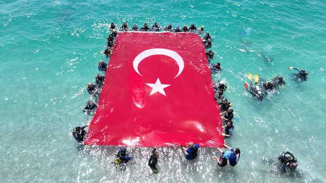 Antalya'da deniz dibi ve kıyı temizliği yapıldı