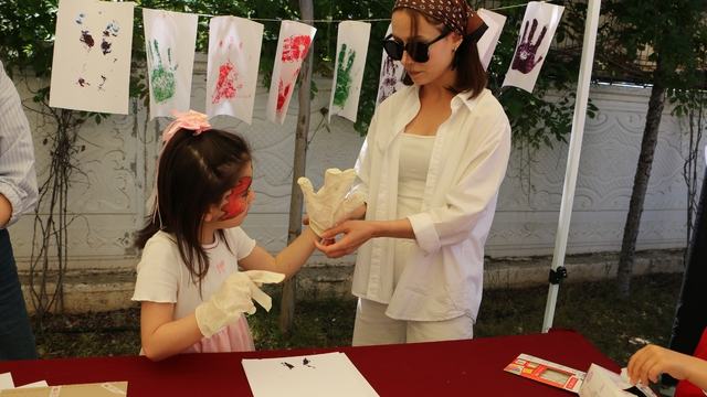 Diyarbakır'da "Geleneksel Mayalı Ekmek Festivali" düzenlendi
Çocuklar ekmeğin yolculuğunu uygulamalı gerçekleştirdi