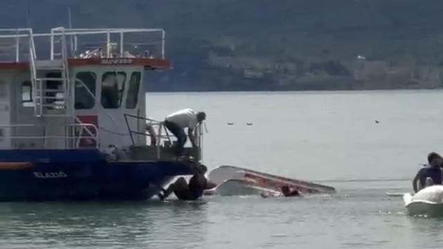 Elazığ'da deniz bisikleti devrildi: 2 kişi kurtarıldı