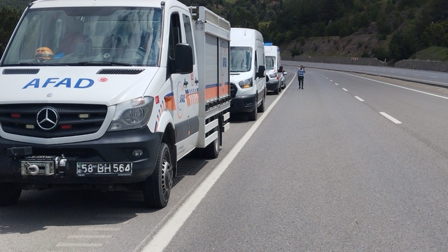 Takla atan otomobildeki 1 kişi öldü, 1 kişi yaralandı; çaya düştüğü değerlendirilen kişi aranıyor