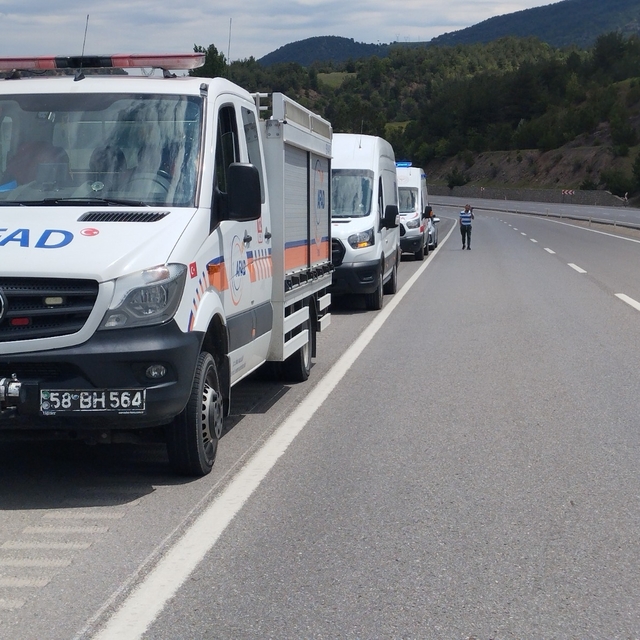 Takla atan otomobildeki 1 kişi öldü, 1 kişi yaralandı; çaya düştüğü değerle...