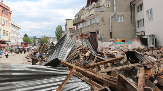 Samsun'un Havza ilçesinde dere güzergahında bulunan iş yerlerinin yıkımı sürüyor