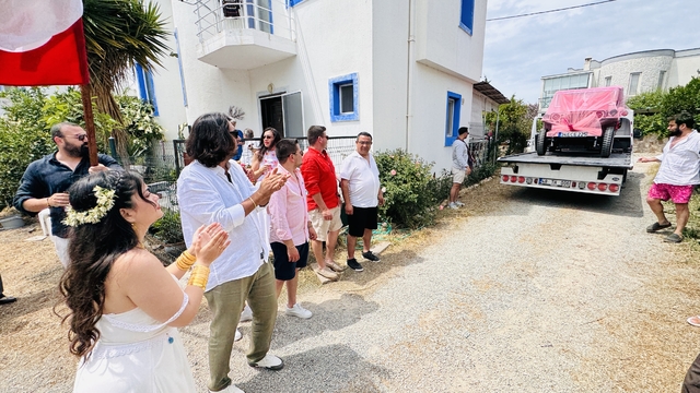 Bodrum'da baba oğuldan gelin adayına pembe cip sürprizi