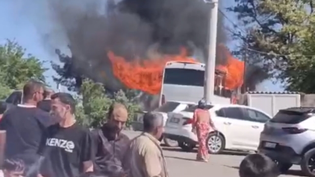 Şanlıurfa'da tur otobüsü alev alev yandı
