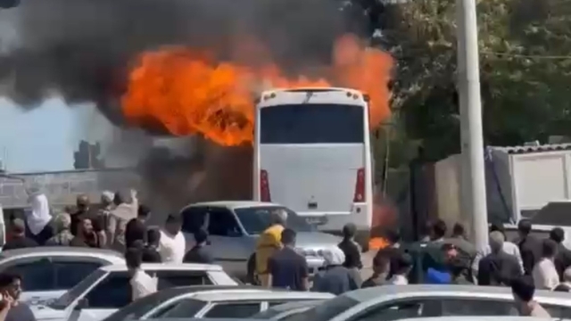 Şanlıurfa'da tur otobüsü alev aldı