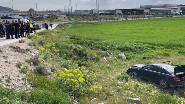 Polisin 'dur' ihtarına uymayan sürücünün otomobili şarampole yuvarlandı