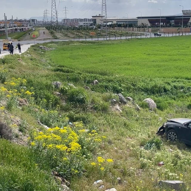 Polisin 'dur' ihtarına uymayan sürücünün otomobili şarampole yuvarlandı