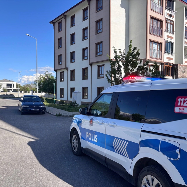 Erzincan'da 4'üncü kattan düşen çocuk ağır yaralandı