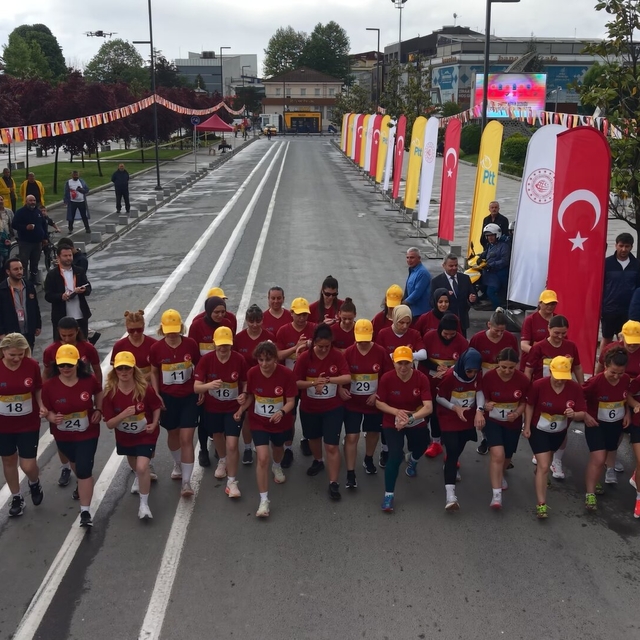 Postacılar yağmur altında yarıştı