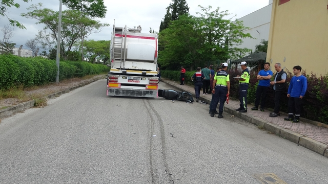 Antalya'da feci kaza: Tırın altında kalan 19 yaşındaki motosikletli genç hayatını kaybetti
Acılı aile olay yerinde gözyaşlarına boğuldu