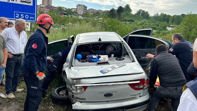 TIR, otomobille çarpıştıktan sonra devrildi: 6 yaralı