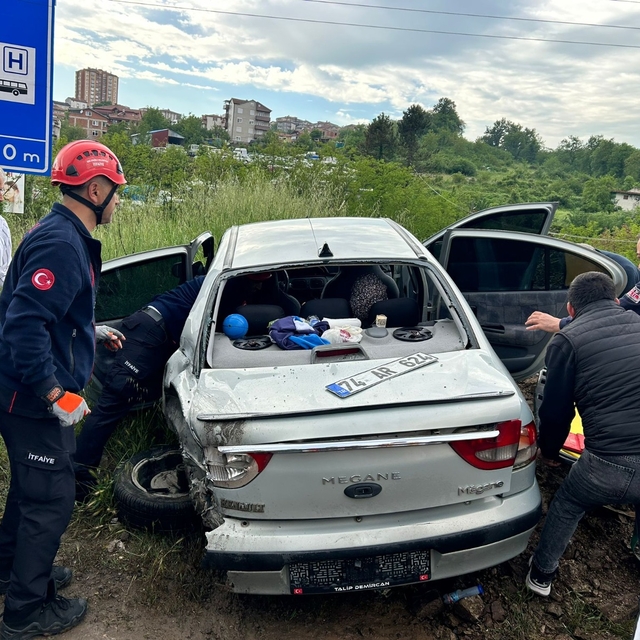 TIR, otomobille çarpıştıktan sonra devrildi: 6 yaralı