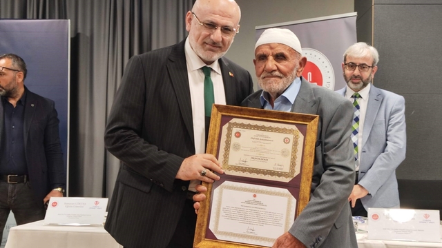 87 yaşında hafız oldu
Kur'an'la geçen ömür hafızlık belgesiyle taçlandı