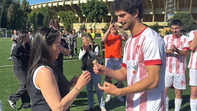 Amatör futbolcu, sahada kız arkadaşına sürpriz evlenme teklifinde bulundu