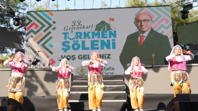 33. Geleneksel Türkmen Şöleni'ne binlerce kişi katıldı
Mersin'in Erdemli ilçesinde birçok ülkeden konukların da katıldığı şölende kıl çadırlar kuruldu, yayık ayranı ve sıkma ikram edildi