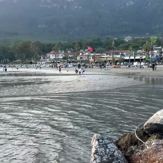 Akyaka'da ilginç gel-git olayı
Deniz suyu 2 dakika içinde 80-100 metre çeki...