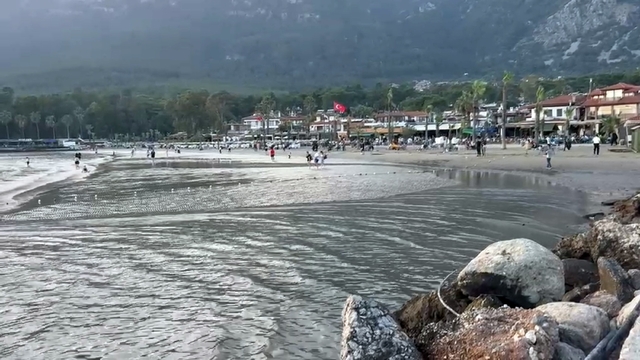 Akyaka'da ilginç gel-git olayı
Deniz suyu 2 dakika içinde 80-100 metre çekilip tekrar geri geldi