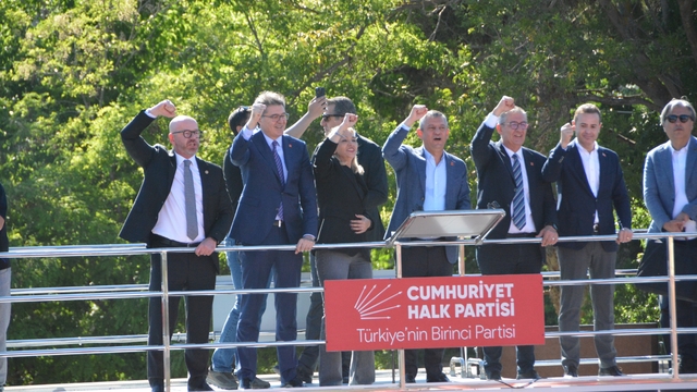 CHP Genel Başkanı Özel: "İstiklal Madalyası Balıkesir'in hakkıdır"
Balıkesir Büyükşehir Büyükşehir Belediye Başkanı Ahmet Akın:
"Defalarca açıkladım. Yoruldum, yol arkadaşlarım bile bu soruyu sormaya tenezzül ediyorlar. 'Ahmet Akın, CHP'den ayrılacak' diyorlar. Bu dedikodu yapmaktır. Ben Cumhuriyet Halk Partiliyim"