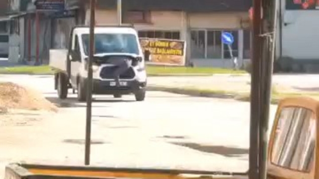 Seyir halindeki kamyonetin motorunu açıp arızayı tespit etmeye çalıştı