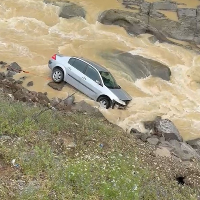 Dereye uçan otomobilin sürücüsü kazayı ucuz atlattı