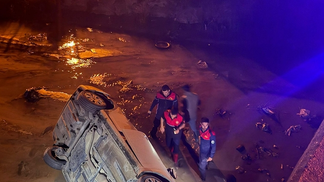 Osmaniye'de sulama kanalına devrilen otomobildeki 3 kişi yaralandı