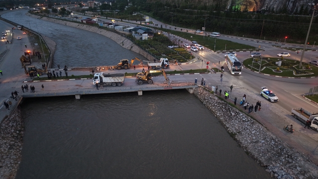 Tokat'ta Çedaş Kavşağı Köprüsü'nün yıkımına başlandı