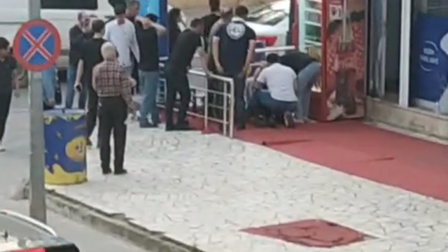 Yüzü maskeli şüphelinin silahlı saldırısında yaralandı