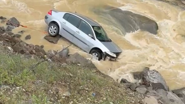 Dereye uçan otomobilin sürücüsü kazayı ucuz atlattı