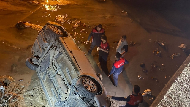 Osmaniye'de otomobil köprüden su kanalına uçtu: 3 yaralı