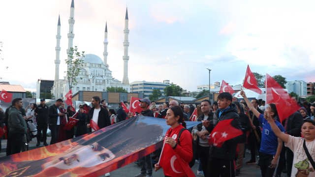 Iğdır'da 200 metrelik Türk bayrağıyla gençlik yürüyüşü yapıldı