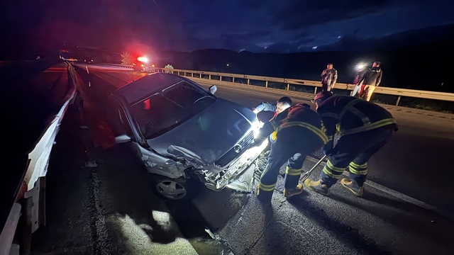 D100'de otomobil bariyerlere çarptı: 2 yaralı