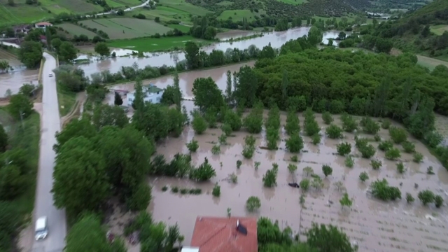 Tokat'ta Kelkit Çayı taştı, köyü su bastı