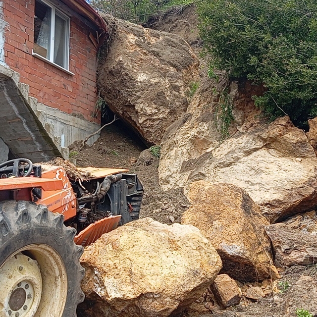 Amasya'da kaya parçaları ev ve traktörün üstüne düştü