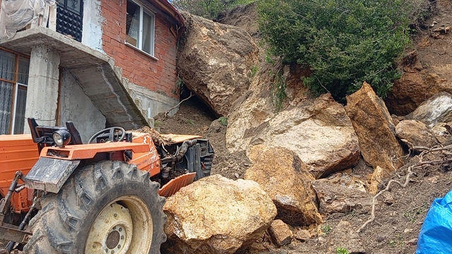 Amasya'da kaya parçaları ev ve traktörün üstüne düştü
