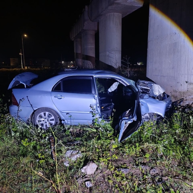 Kontrolden çıkan otomobil köprü ayağına çarparak durdu:  2 yaralı