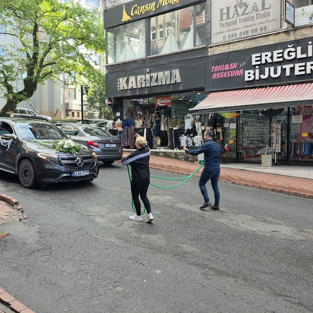 Düğün konvoyunu zincirli sürpriz durdurdu