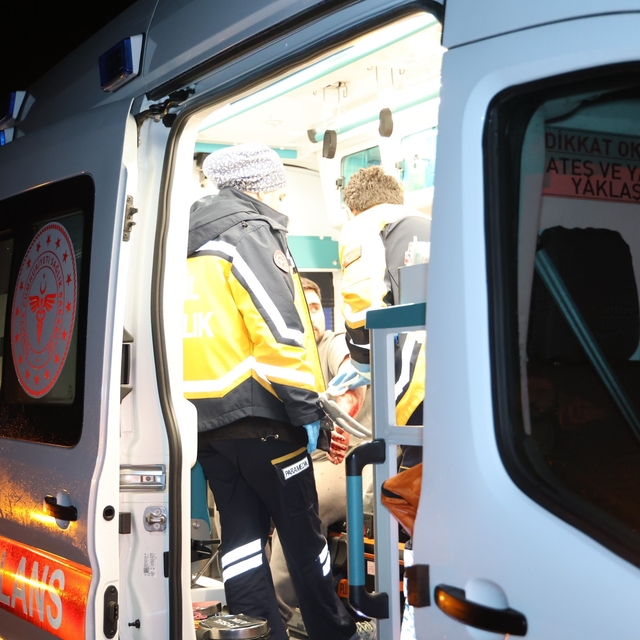Yağış nedeniyle kontrolden çıkan otomobil takla attı: 1 yaralı
Kaza yapan a...