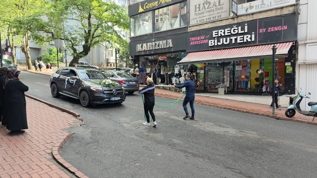 Düğün konvoyunu zincirli sürpriz durdurdu
