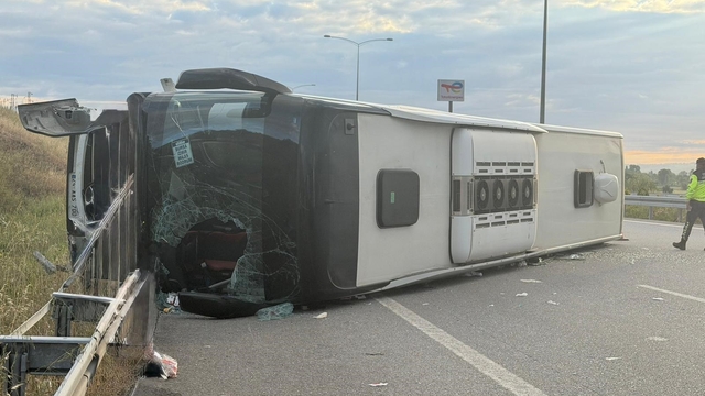Susurluk'ta yolcu otobüsü devrildi: 25 yaralı