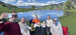 İki ay sonra kuruyacak göl için kilometrelerce yol geldiler