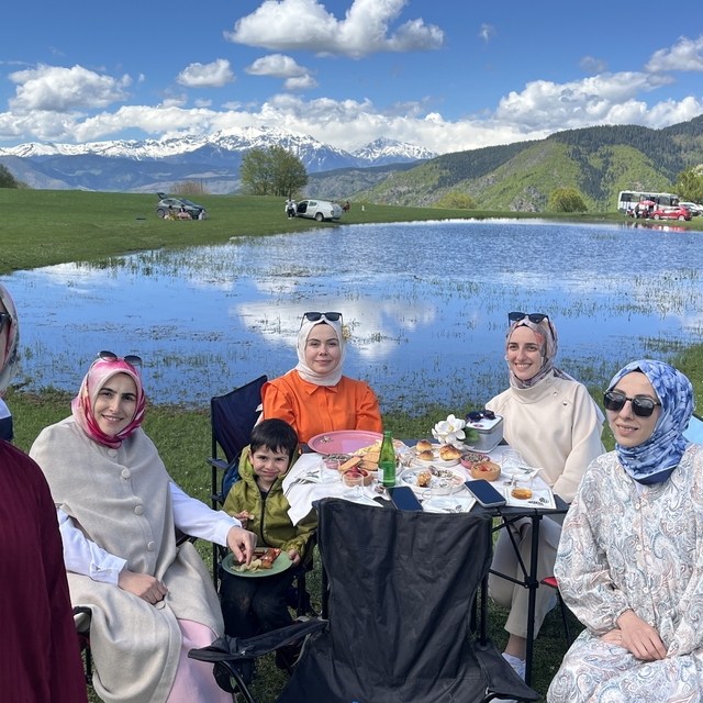 İki ay sonra kuruyacak göl için kilometrelerce yol geldiler