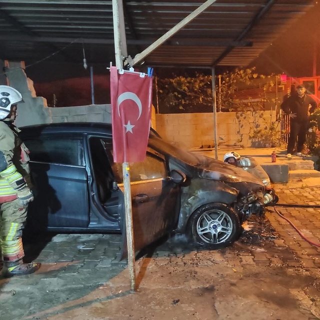 İskenderun'da otomobilin motorundan alevler yükseldi