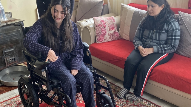 Yıllardır tek sandalyeyi kullanan kardeşler, hediye edilen akülü sandalyeyi de dönüşümlü kullanacak