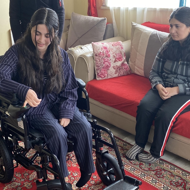 Yıllardır tek sandalyeyi kullanan kardeşler, hediye edilen akülü sandalyeyi...