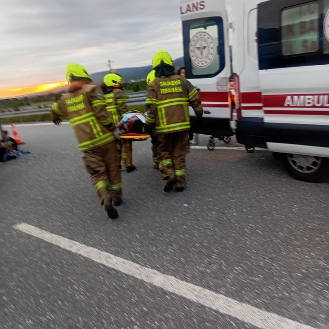Yolcu otobüsü refüje çarpıp devrildi: 36 yaralı