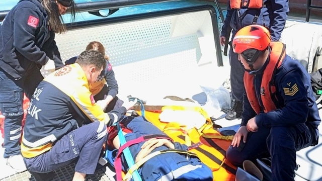 Gemide yaralanan personelih yardımına sahil güvenlik yetişti
